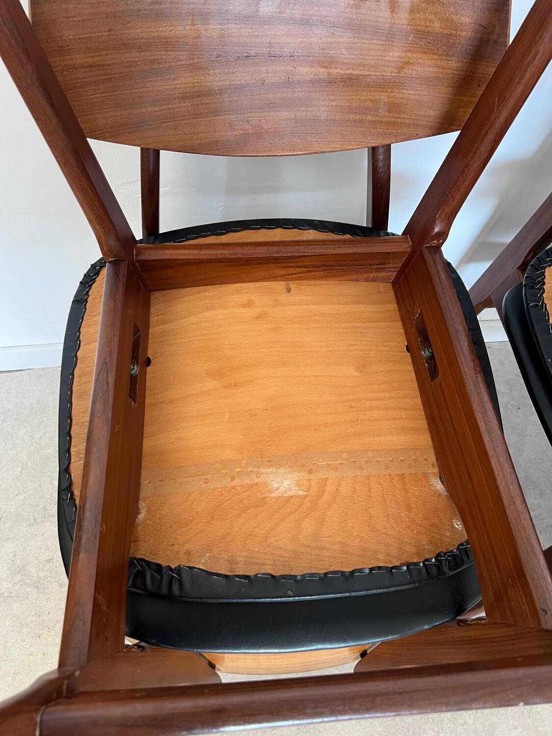 Set of 6 teak and black imitation leather chairs, Scandinavian design from the 70s vintage