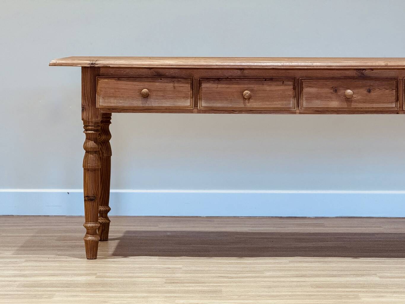 Console victorienne allongée en pin mélis méditerranéen — Fin du XIXe siècle