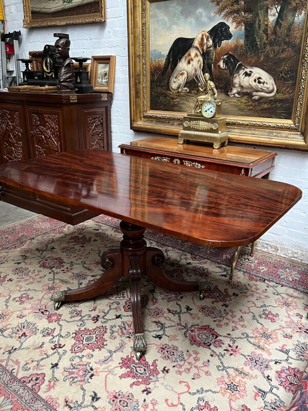 Table à manger extensible victorienne. Palissandre, décor bronze. Angleterre. Début du XIXe siècle.