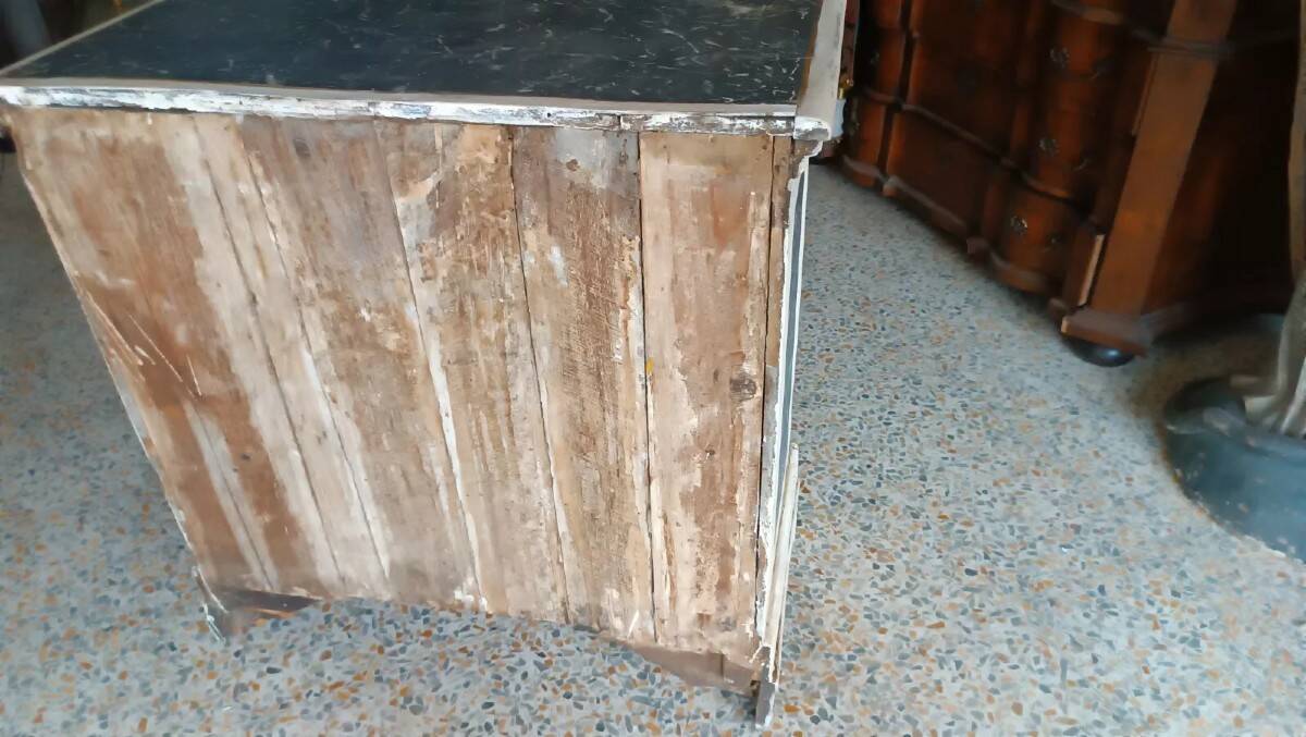 Small lacquered chest of drawers, Tuscan origin, 18th century