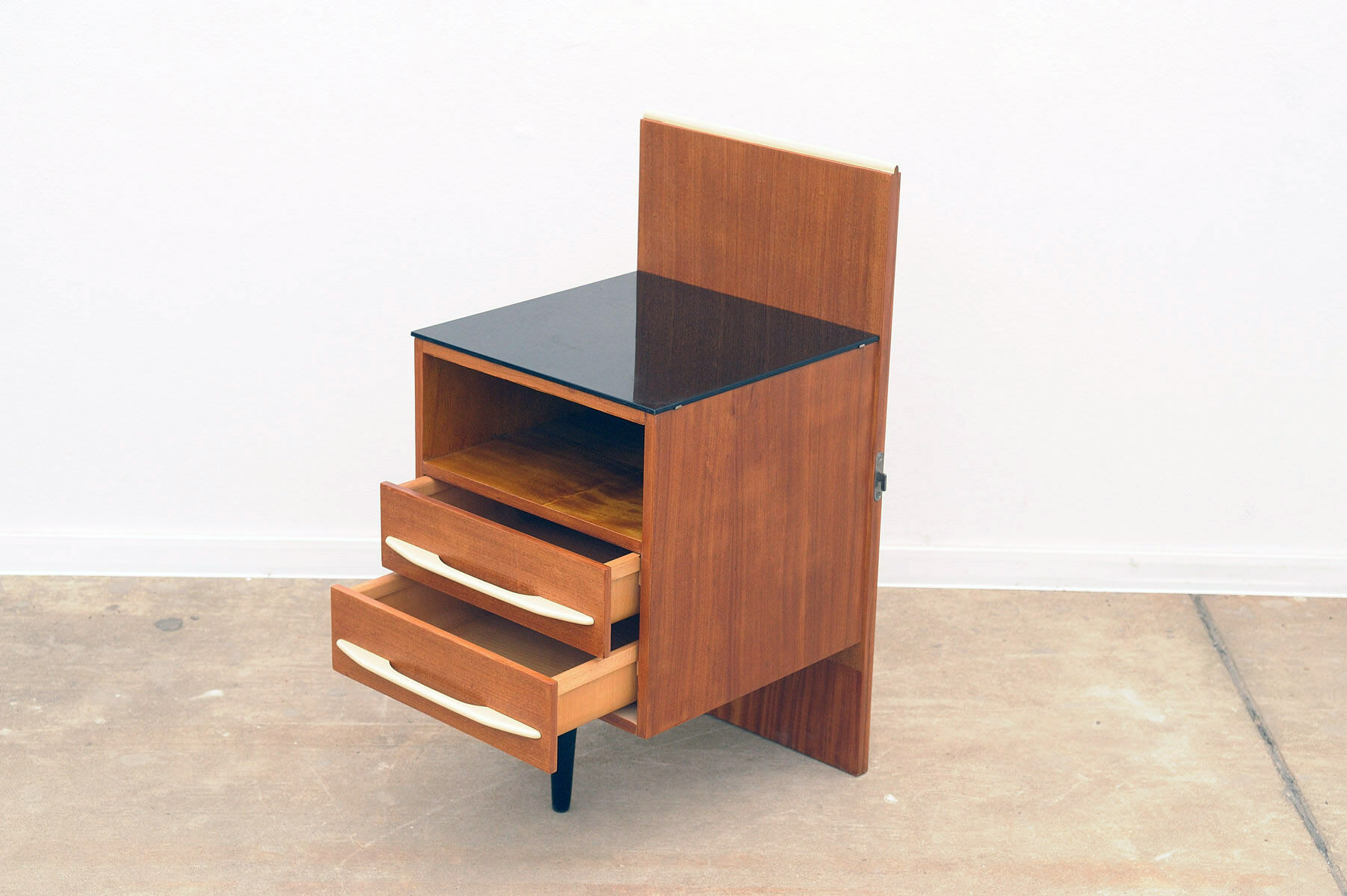 Table de chevet du milieu du siècle entièrement rénovée par Mojmír Požár, années 1960, Tchécoslovaquie