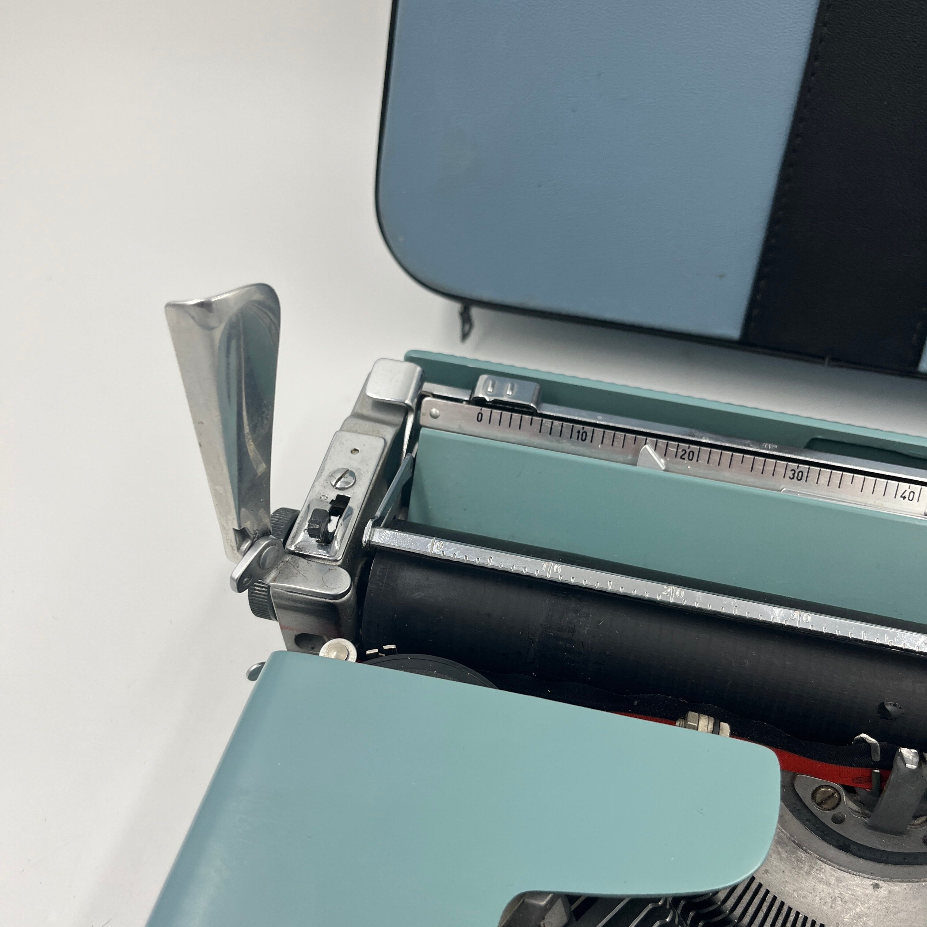 Olivetti Lettera 22 Blue typewriter