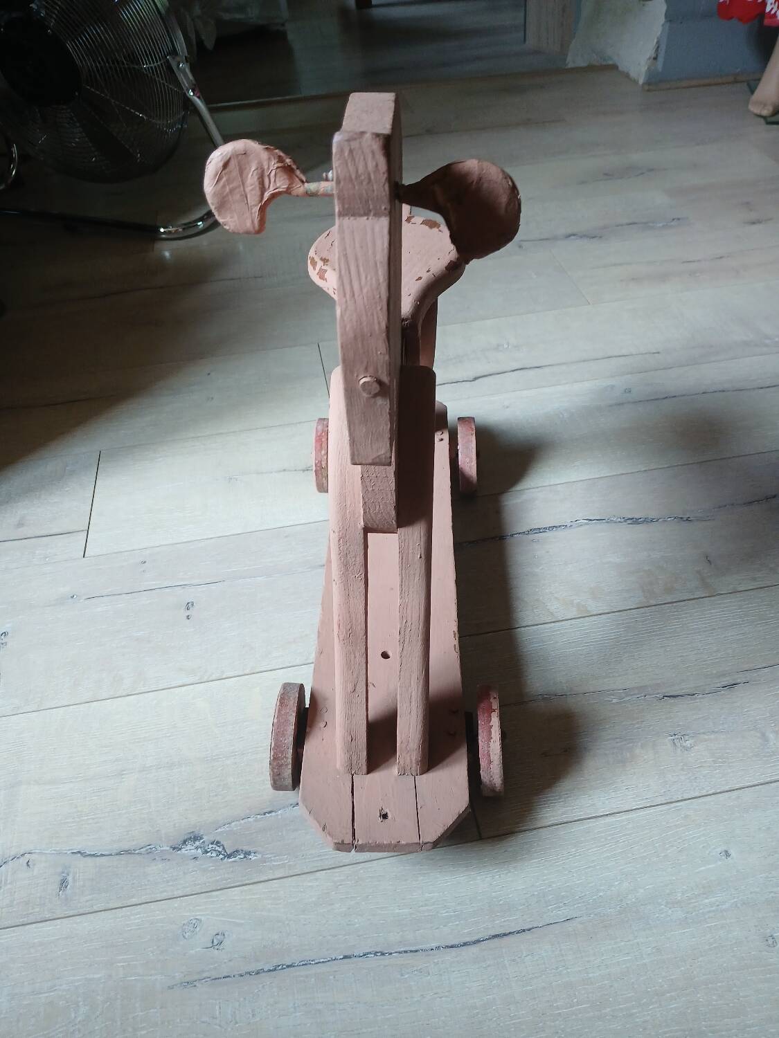 Cheval ancien en bois à roulettes