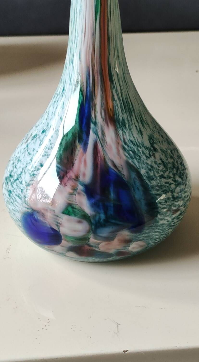 Ball vase soliflore with a long chimney neck. In speckled glass in the Murano style.