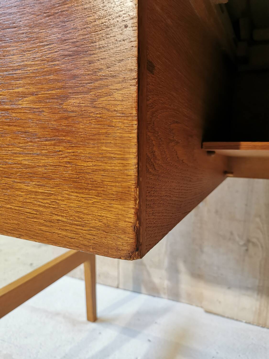 Spindle leg desk