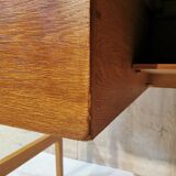 Spindle leg desk