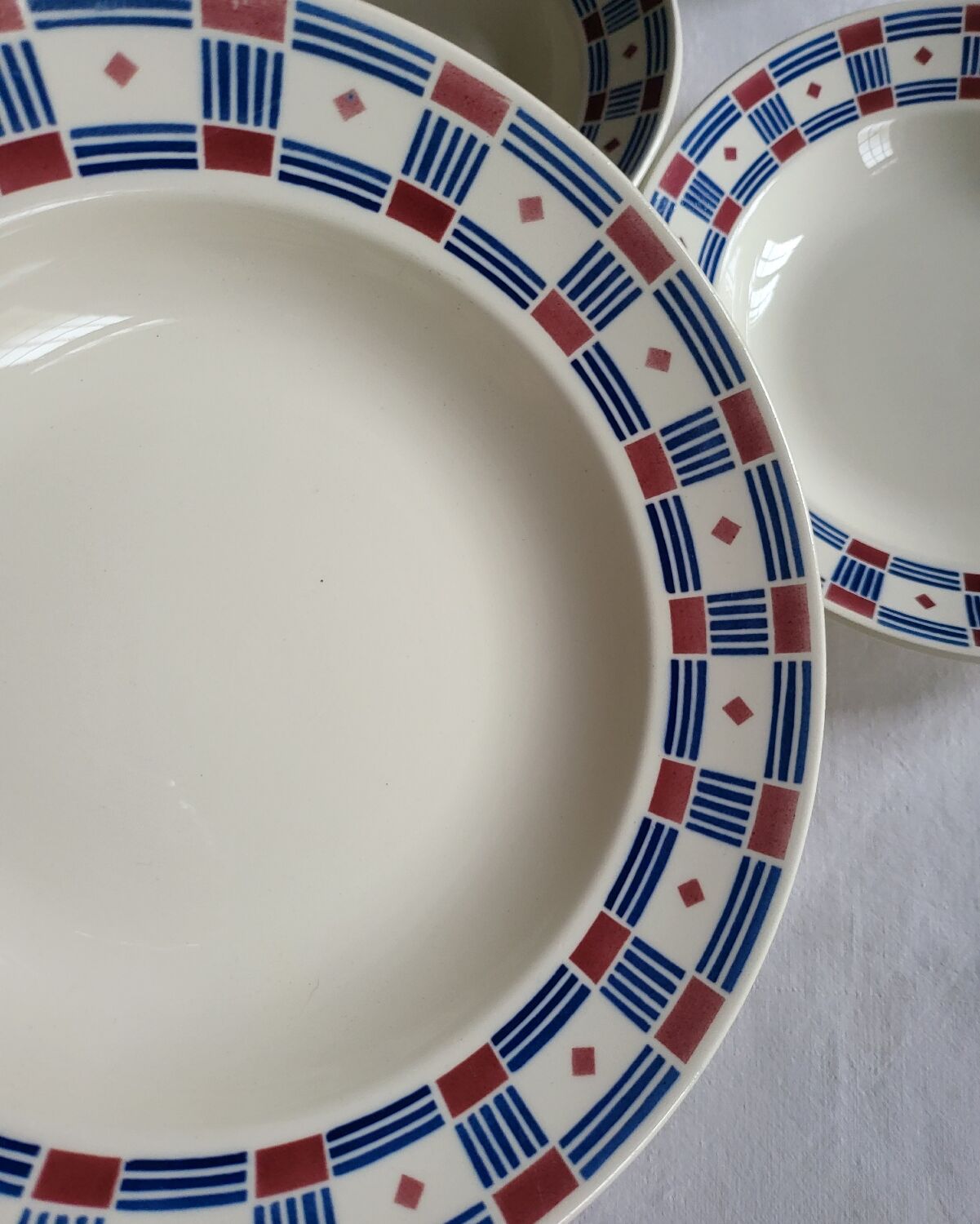 Set of 4 Vincennes earthenware soup plates, Paris.