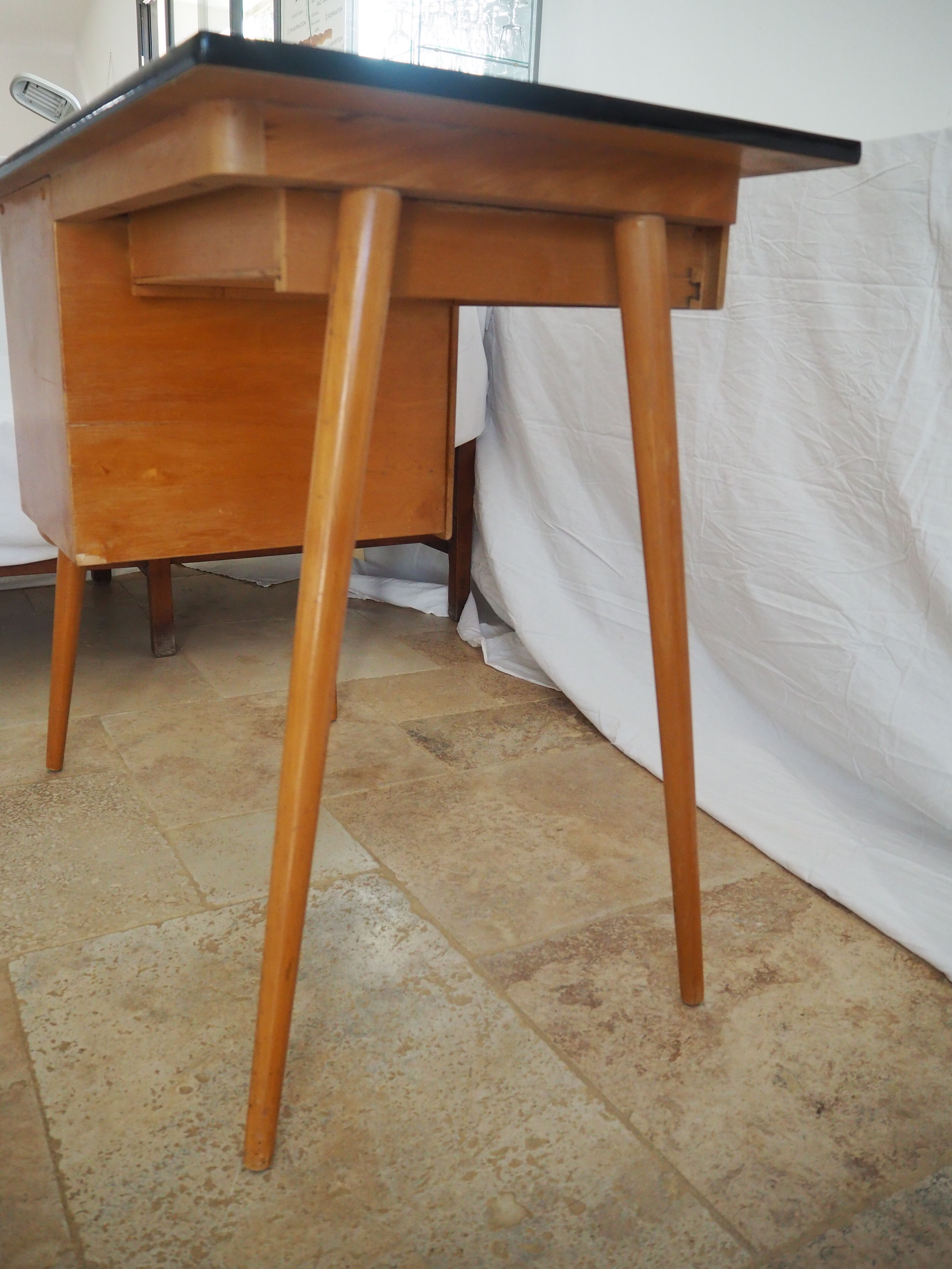 Bureau en bois plateau formica des années 60