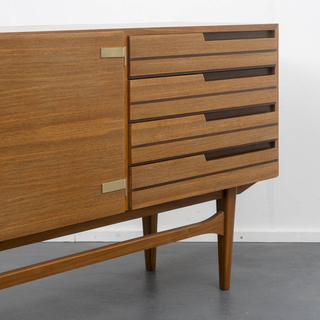 Enfilade années 60, bois de noyer, restaurée, 200cm