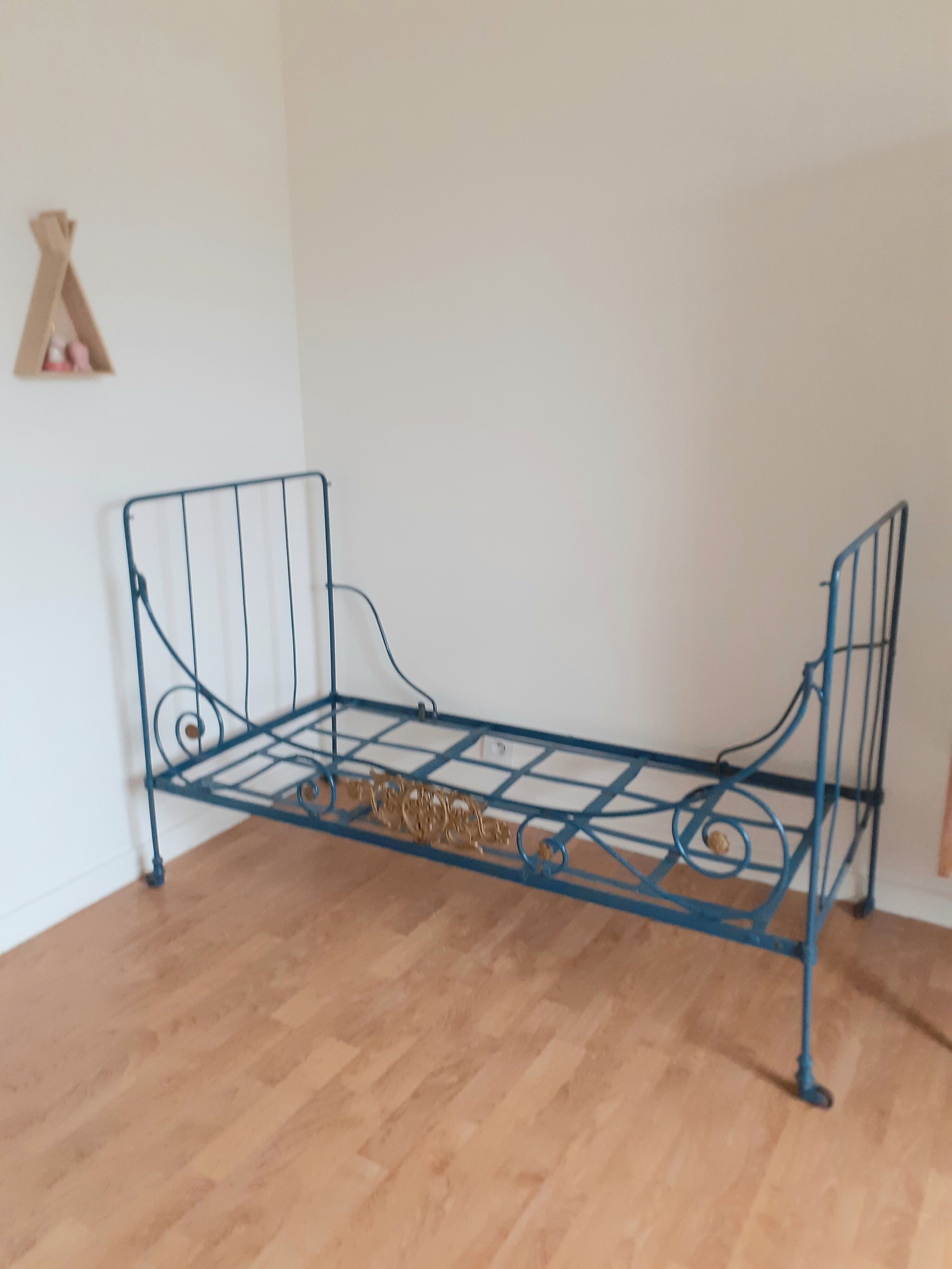 Wrought iron child bench bed