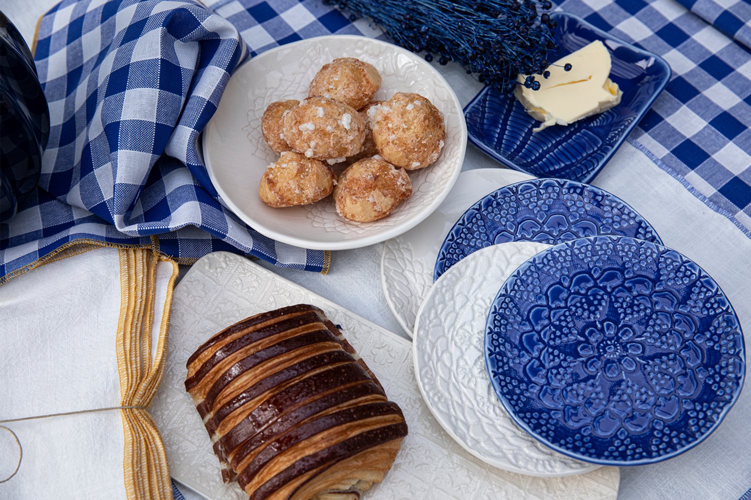 Set of 4 plates and 1 majorelle dish