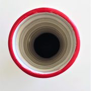 Vase en céramique rouge et blanc avec marque en relief vintage