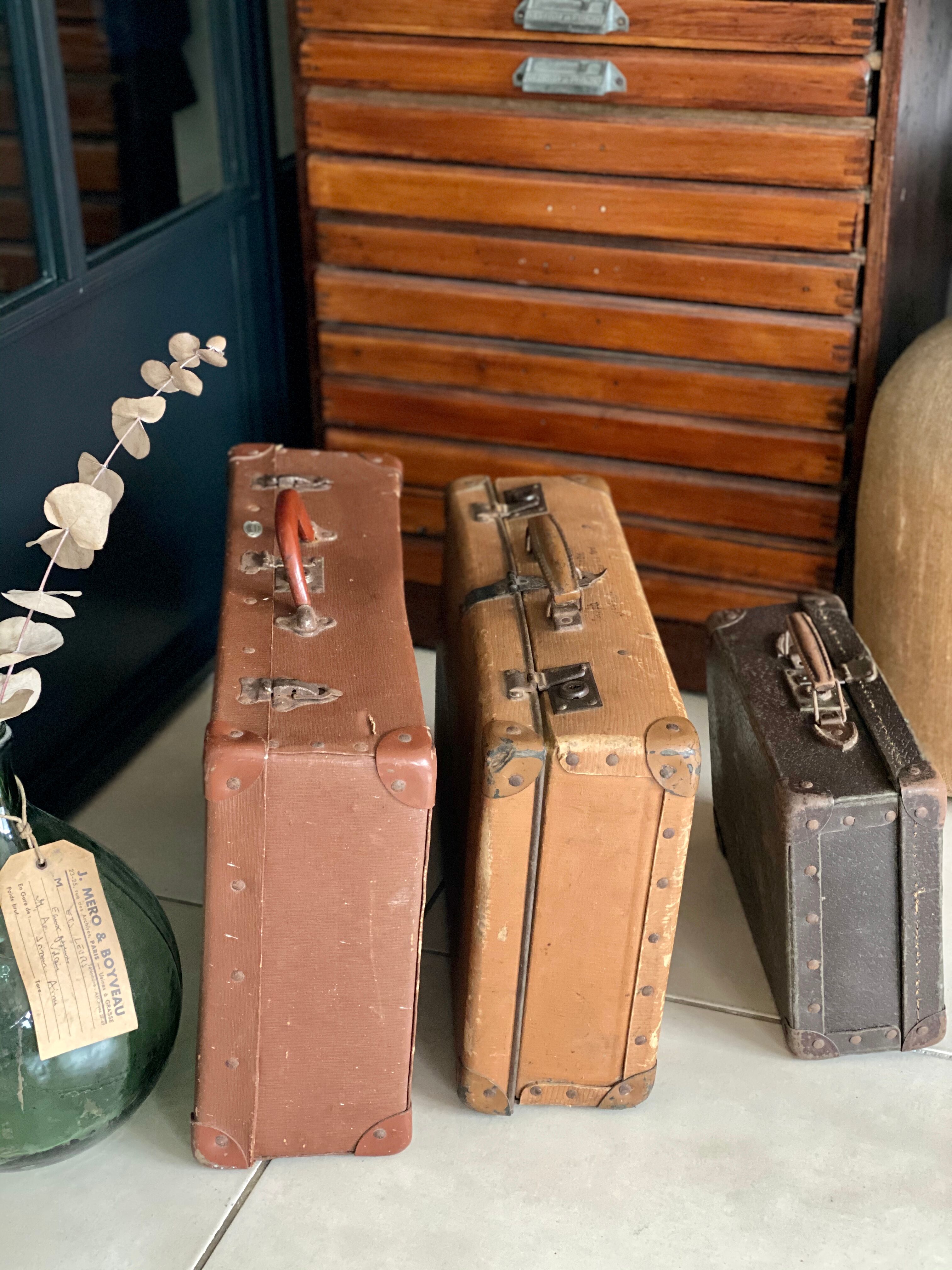 Lot of 3 vintage suitcases