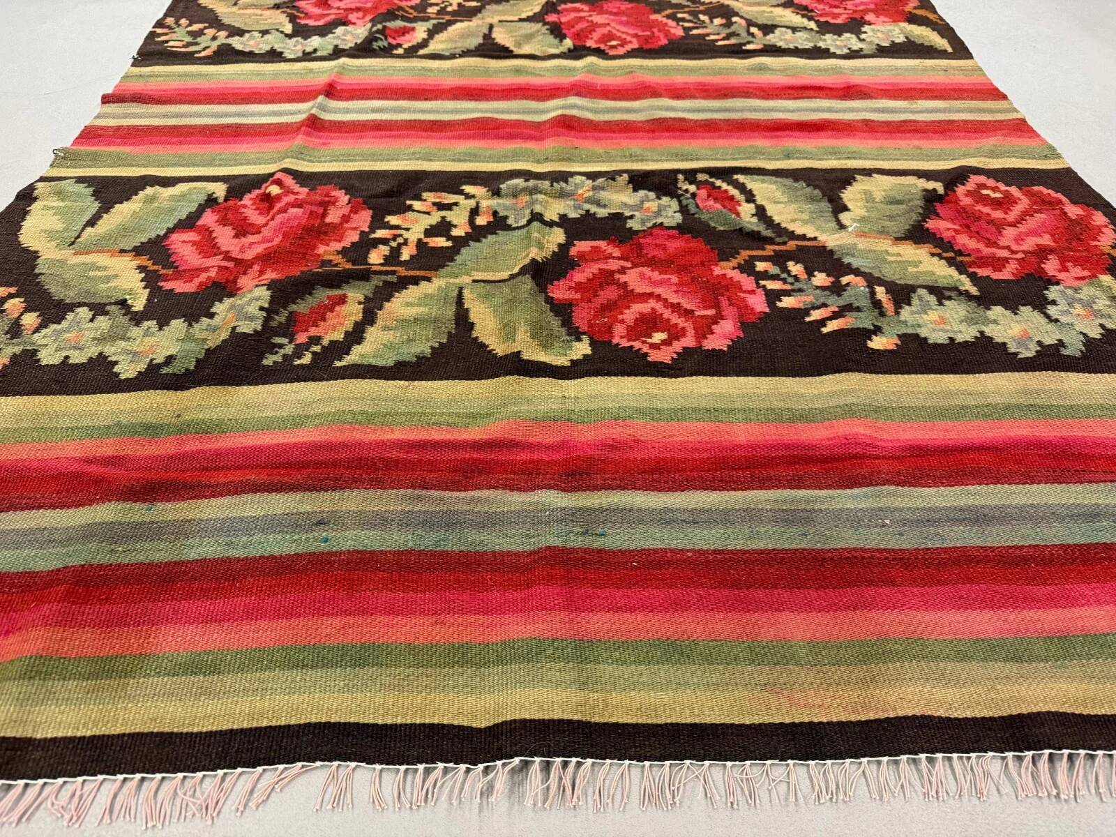 Moldovan square kilim rug 146x130 cm vintage kelim wool rug medium 2520