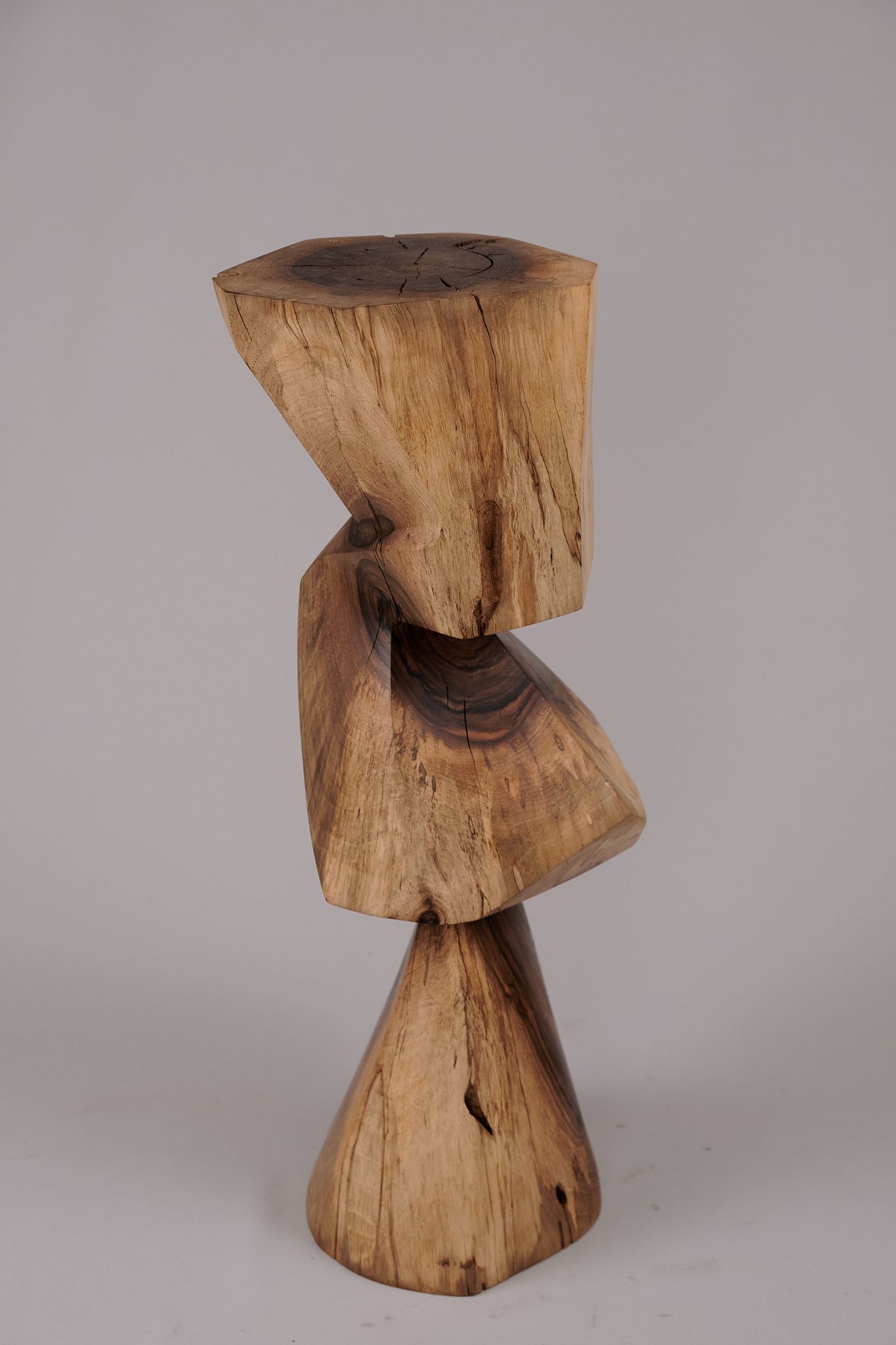 Table d’appoint sculpturale en bois massif, design contemporain original, logniture