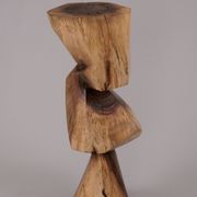Table d’appoint sculpturale en bois massif, design contemporain original, logniture
