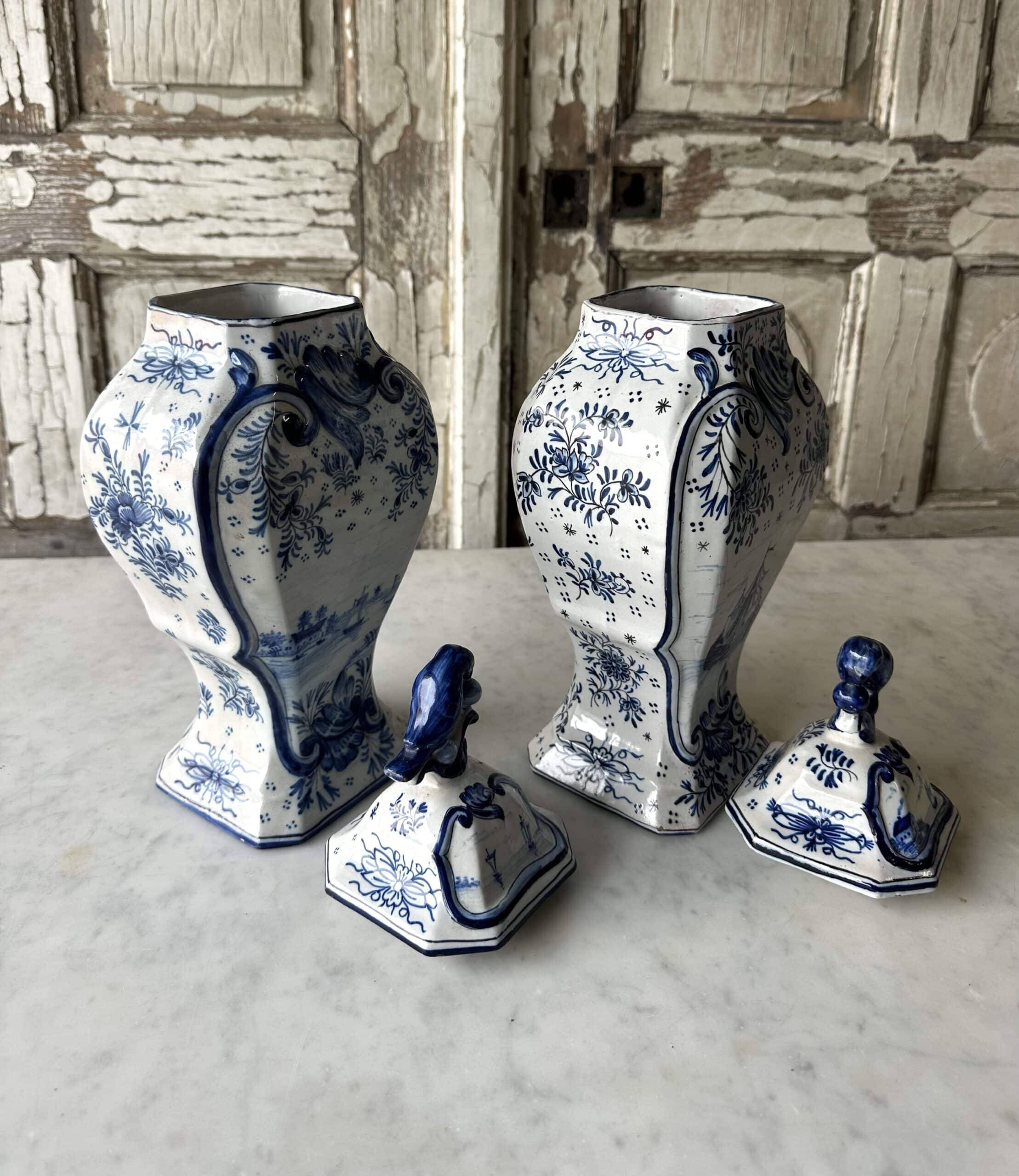 Paire de potiches en faïence dans le style de Delft, XXe siècle