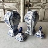Paire de potiches en faïence dans le style de Delft, XXe siècle