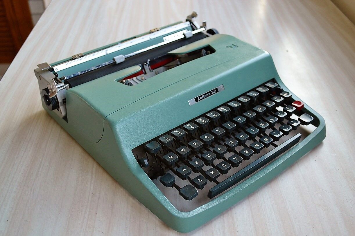 Typewriter portable olivetti lettera 32