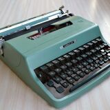 Typewriter portable olivetti lettera 32