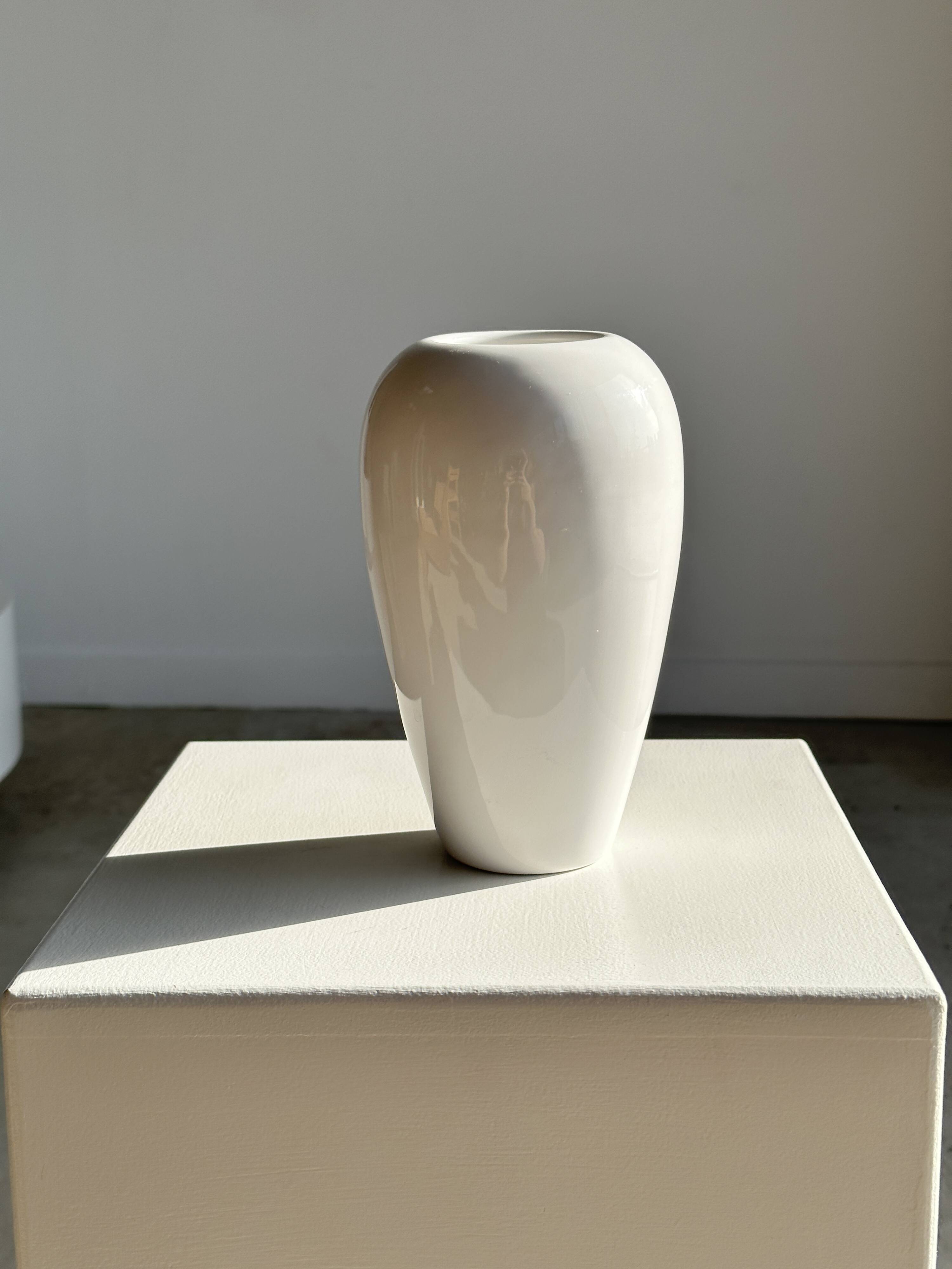 Oblong white vase H:20cm