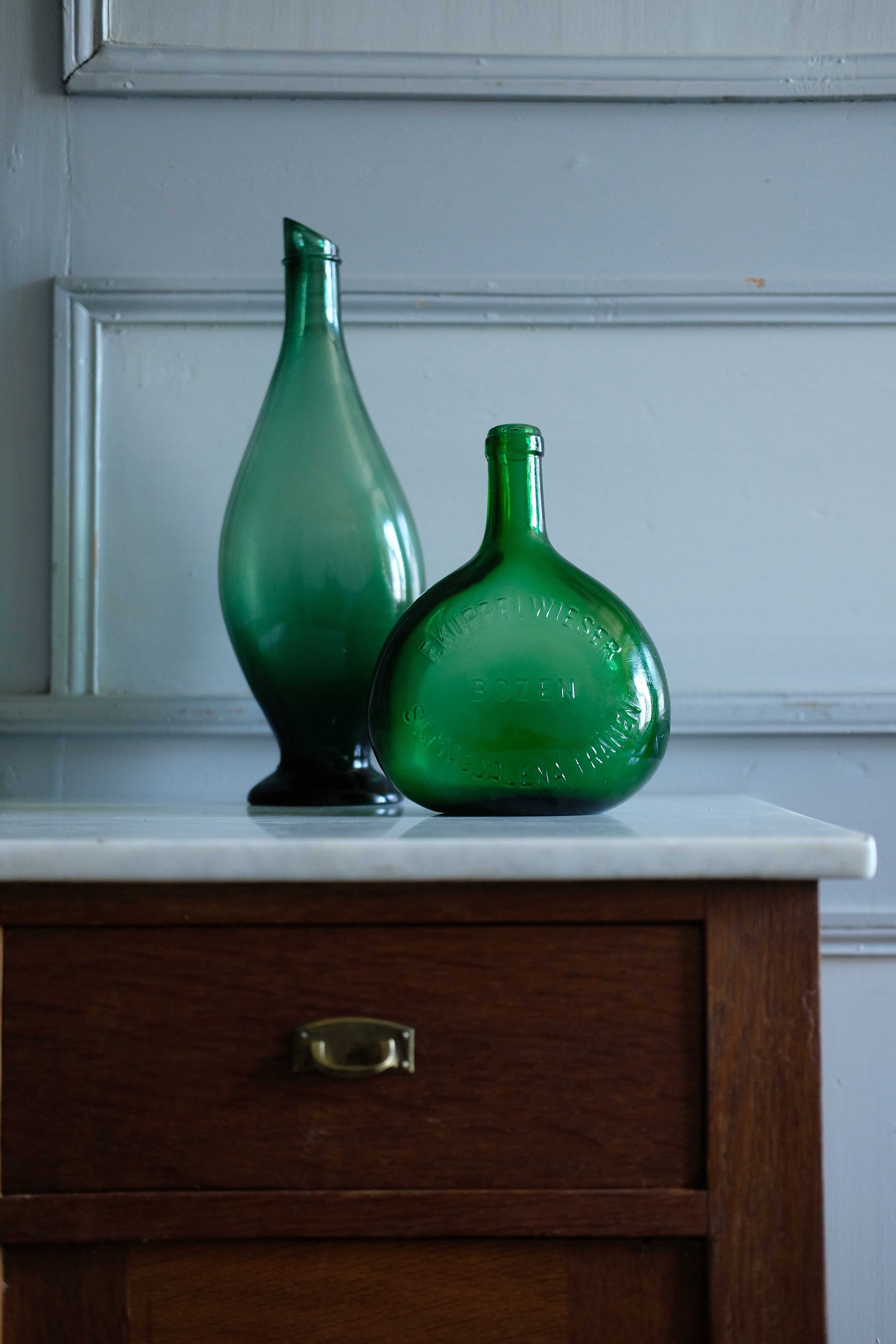 Paire de bouteilles en verre absinthe