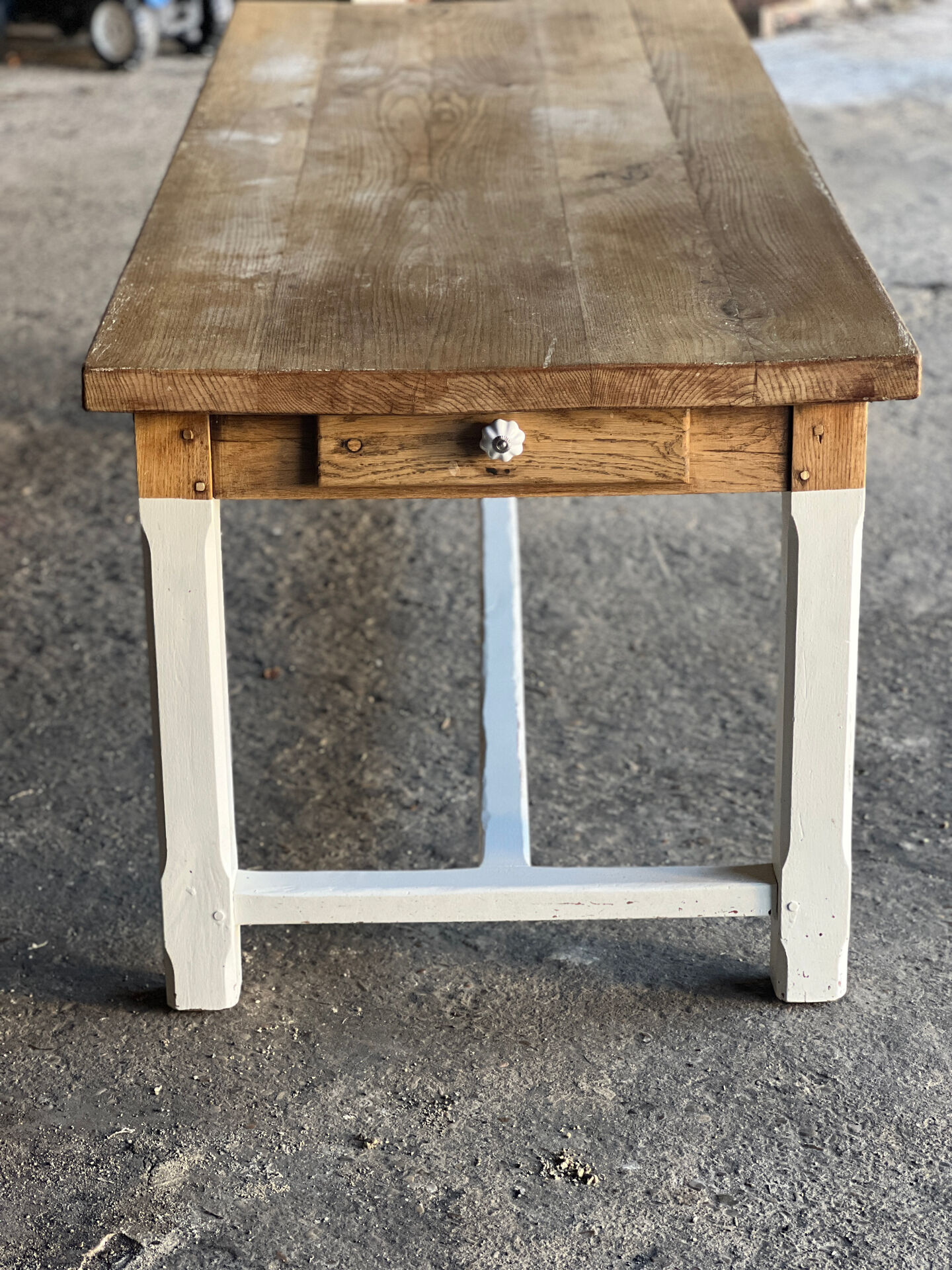 Farm table in solid oak - white patinated legs and its bench.