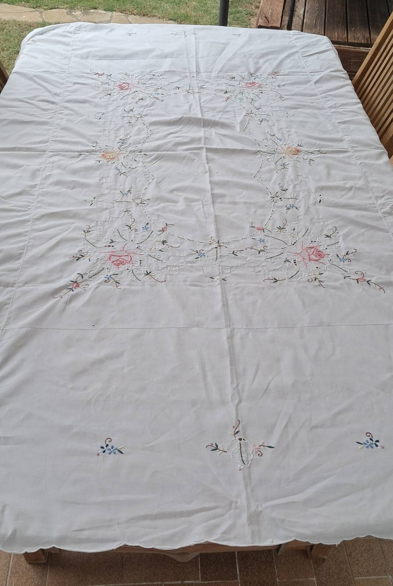 Antique hand-embroidered tablecloth with floral patterns and Richelieu cutwork – 160 x