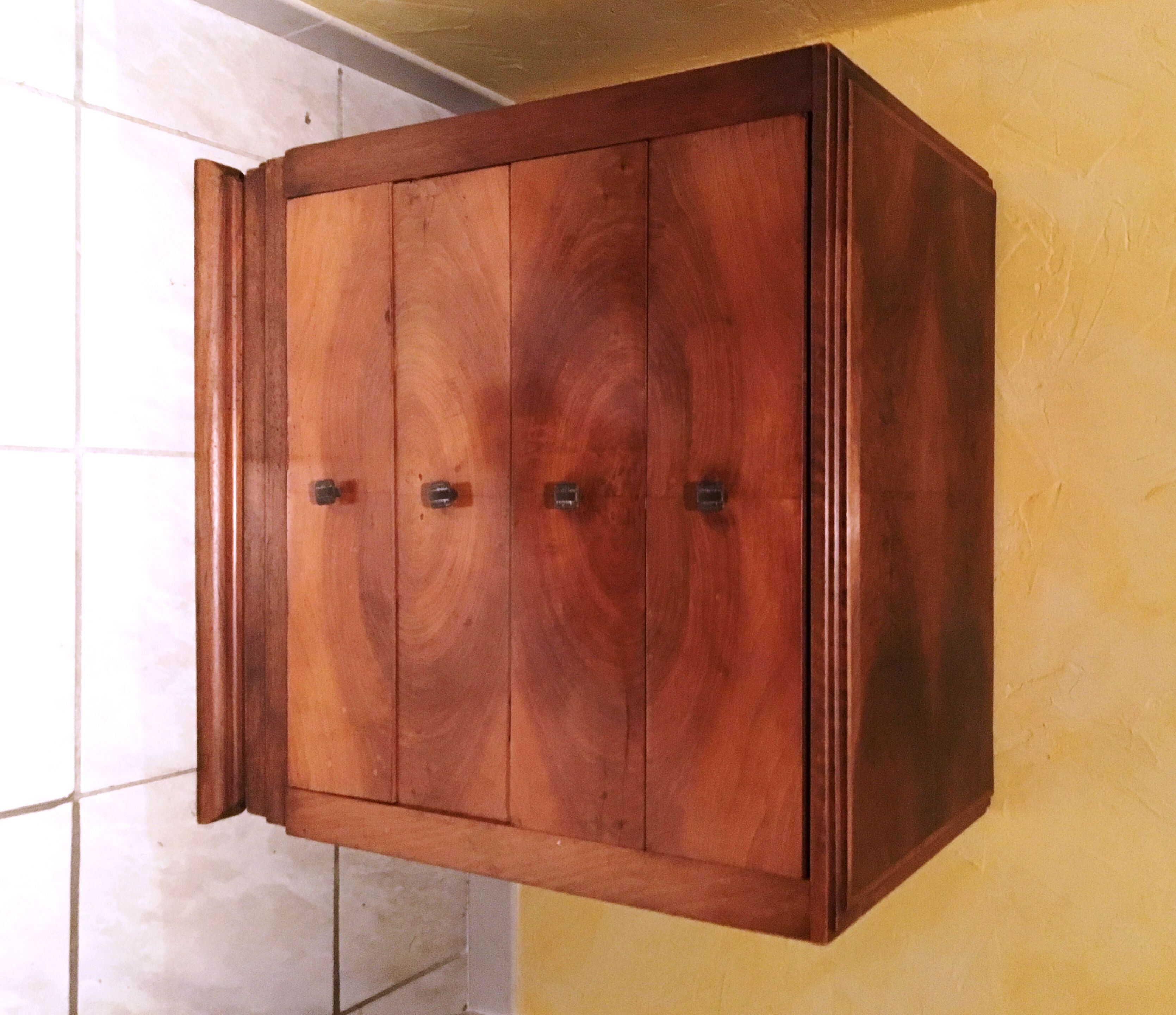 Chest of drawers in walnut