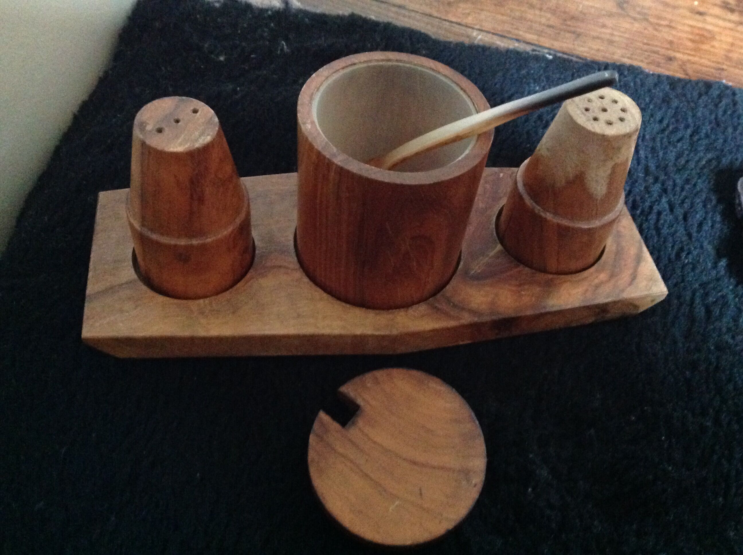 Servant salt pepper wood olivier