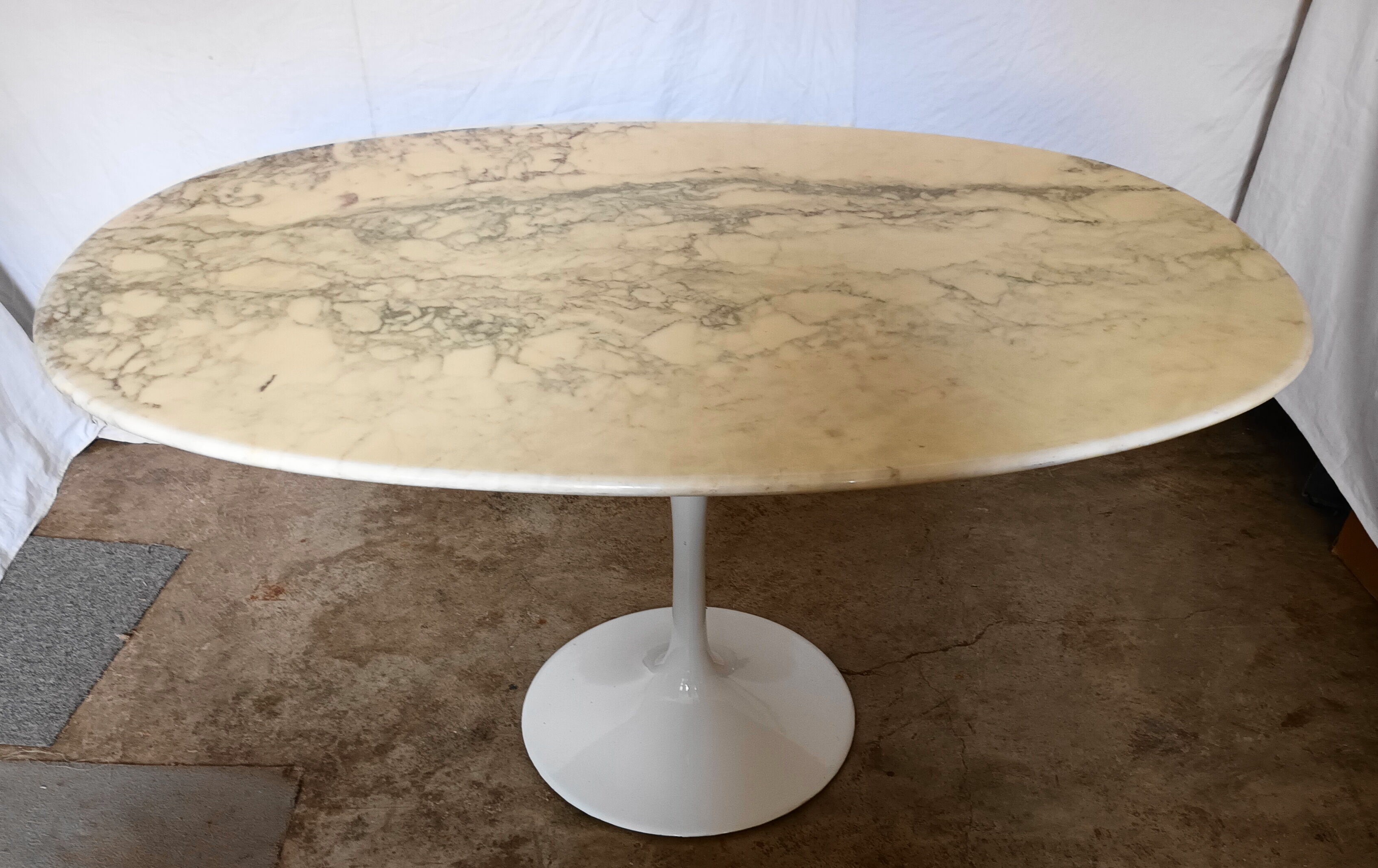 Table ovale dessus marbre pied tulipe des années 70