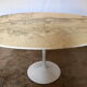Table ovale dessus marbre pied tulipe des années 70