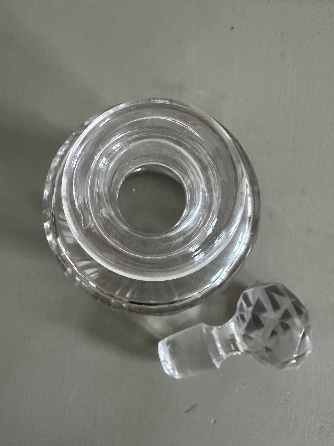 Glass bottle and its glass stopper