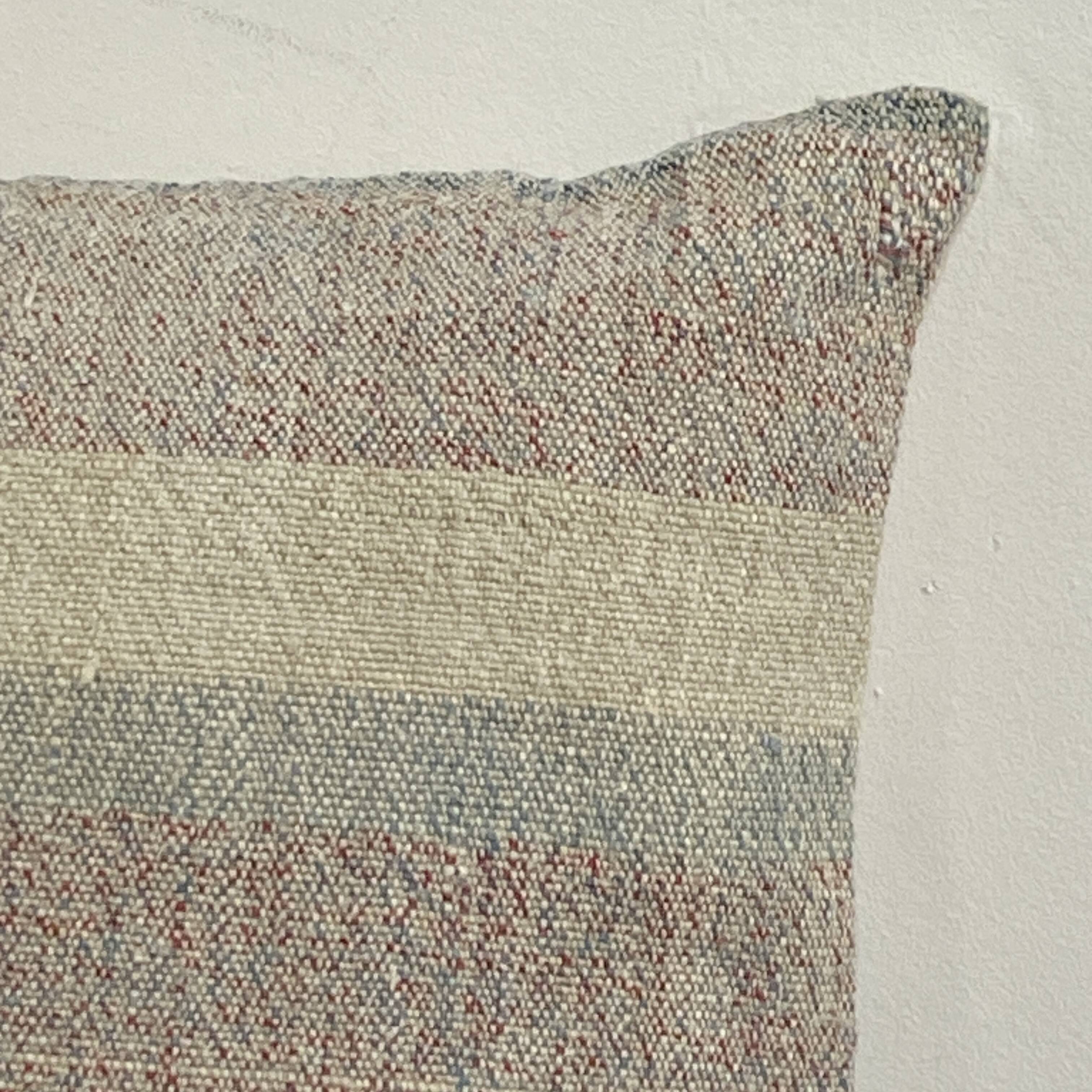 Coussin artisanal en toile ancienne style Kilim