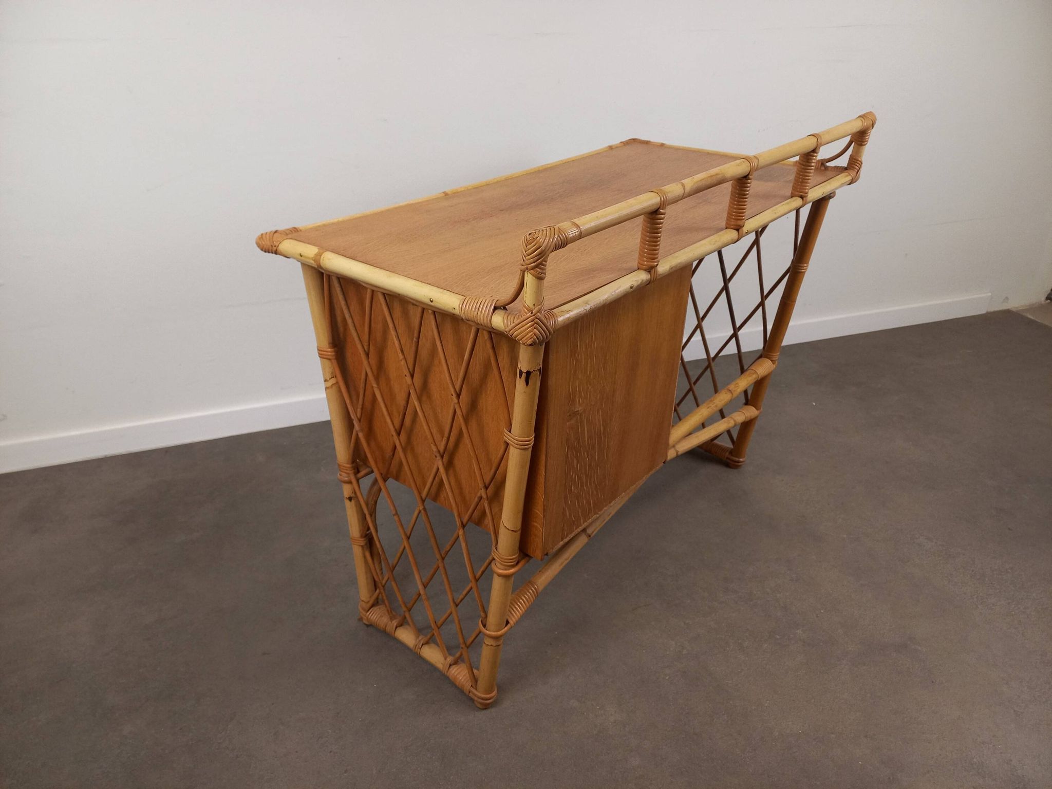 Bureau et sa chaise en rotin