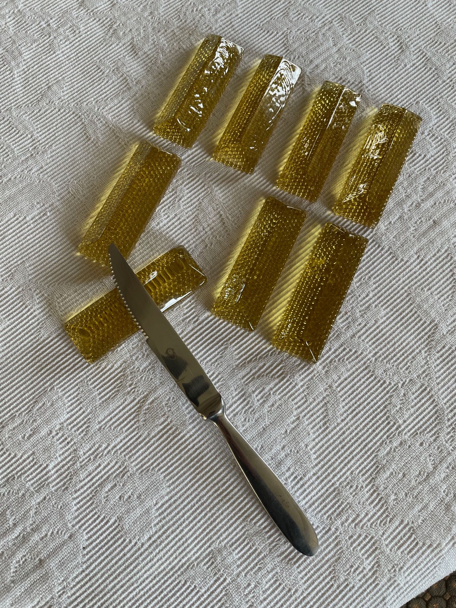 Set of tinted glass knife rests