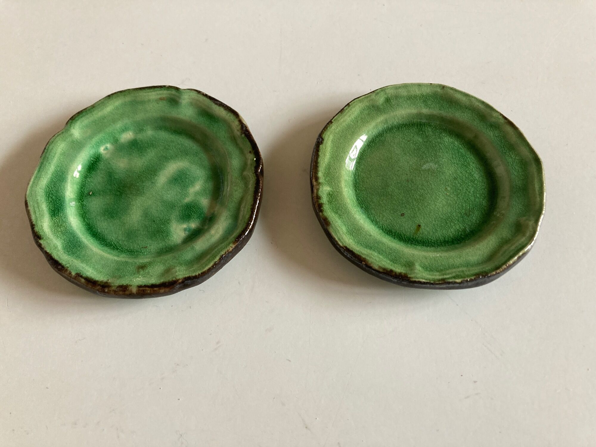 Pair of glazed clay plates with XXS Dieulefit 1950 gadroons