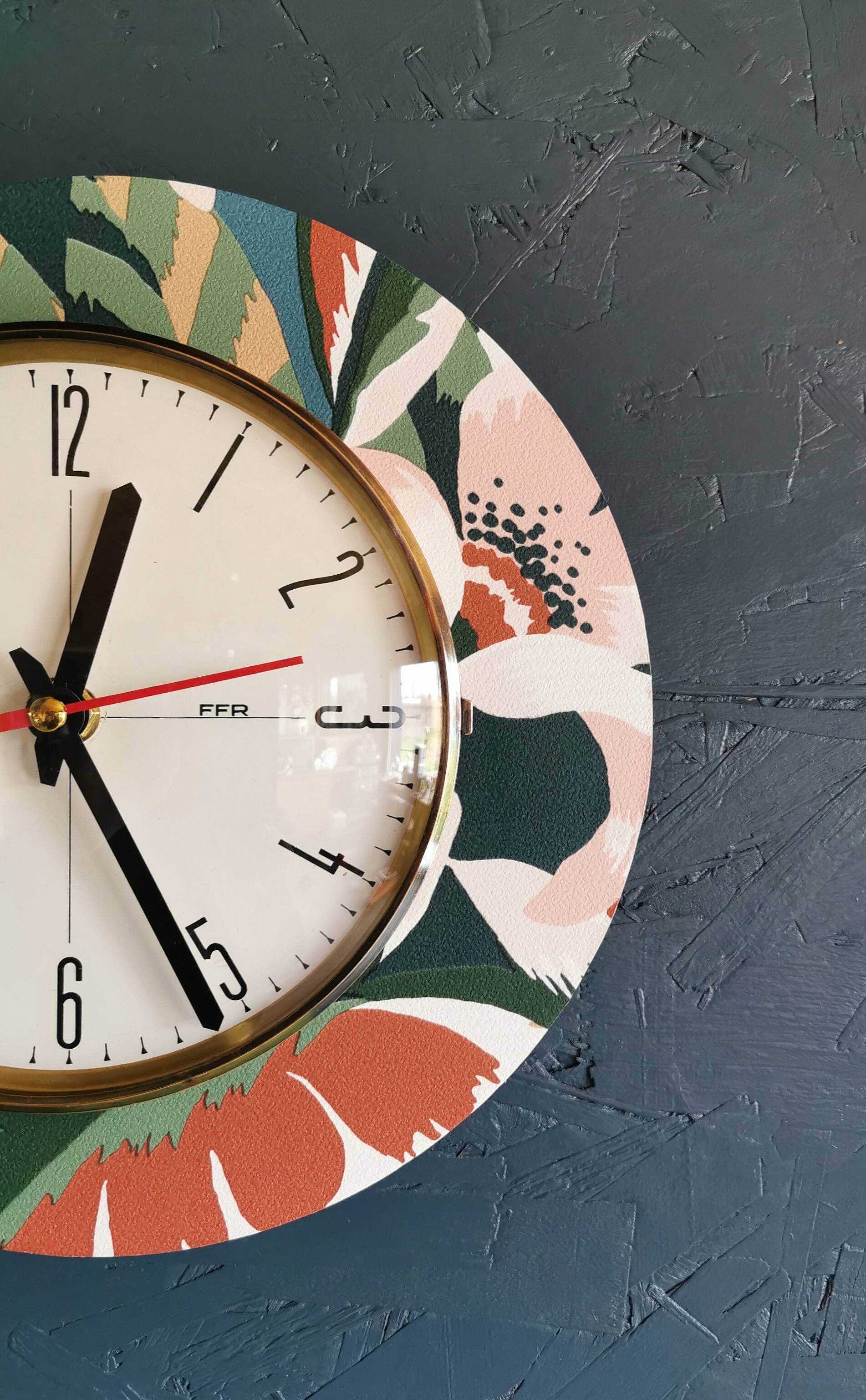 Vintage formica clock round silent wall pendulum "FFR terracotta green"