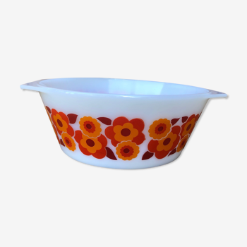 Dish or salad bowl with Arcopal Lotus coves.