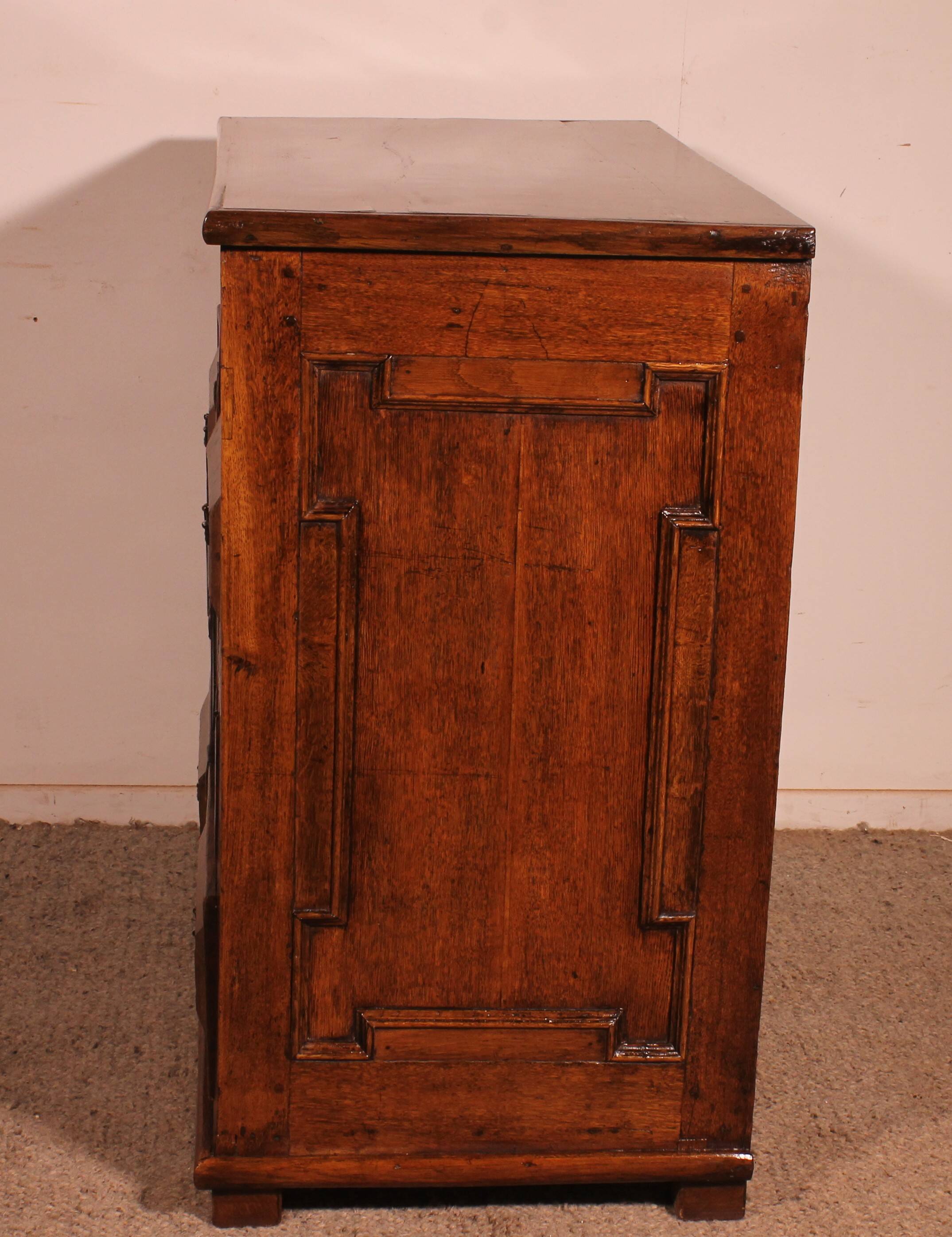 17th Century Jacobean Chest of Drawers in Oak and Walnut