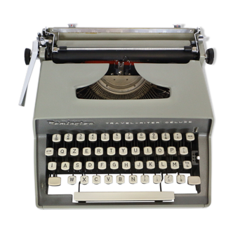 Remington travel-deter Deluxe typewriter with  case