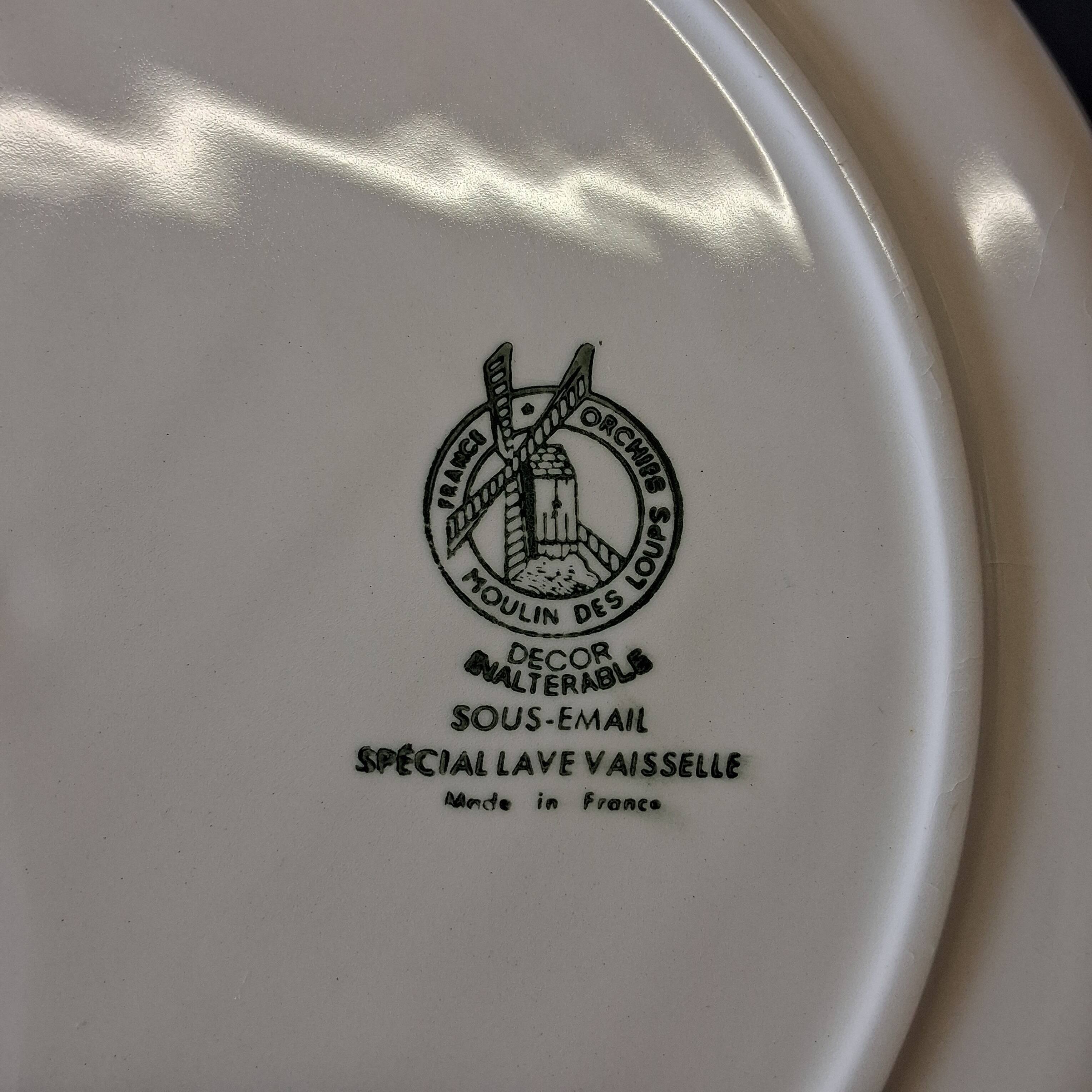 Very nice set of 6 asparagus plates and 2 ramekins in very good condition.