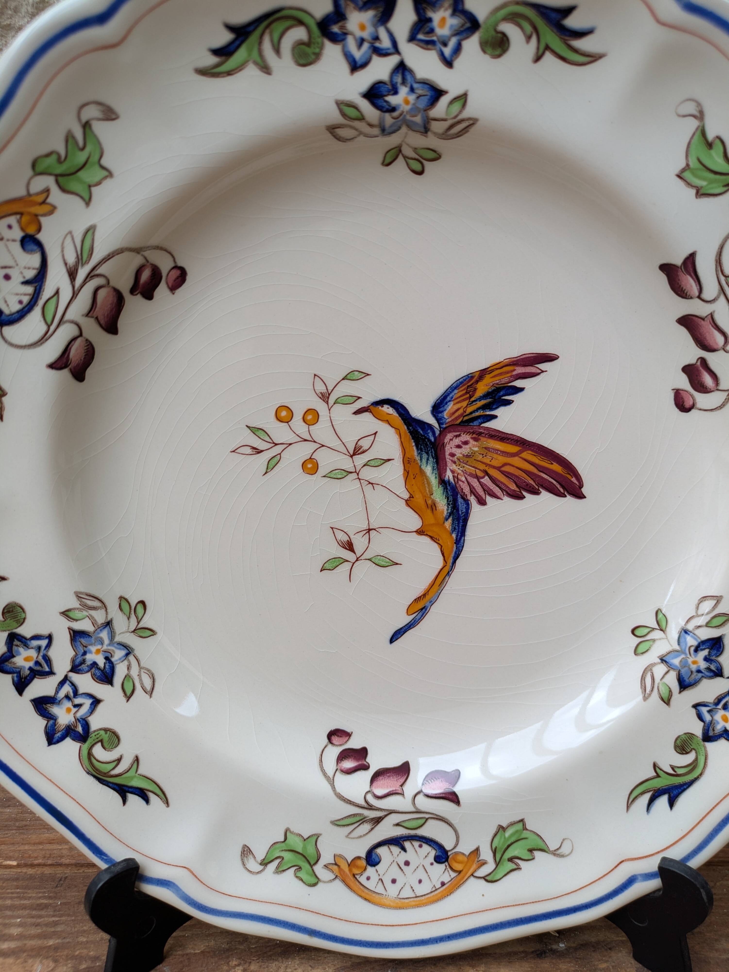 Vintage Longchamp plate handmade with bird and flower decoration, 25.5cm.
