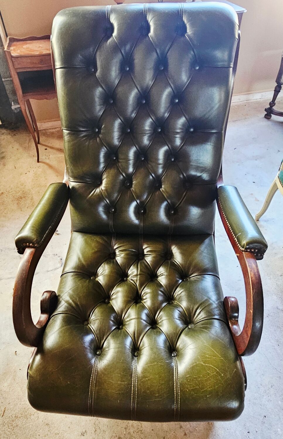 Pair of tufted leather armchairs in Chesterfield / English club style.