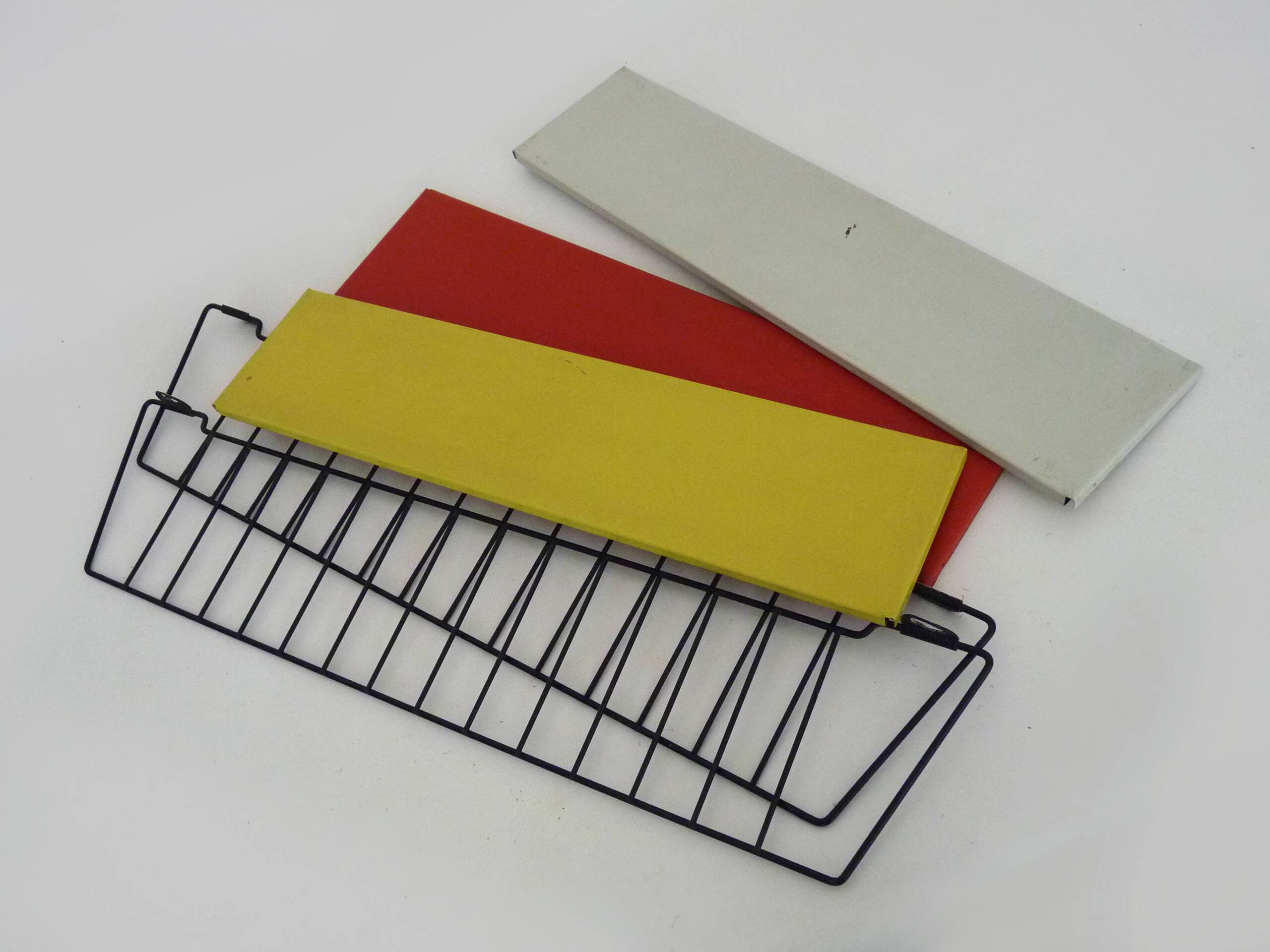 Vintage design shelf String Tomado Holland by Adriaan Dekker, Pilastro.
