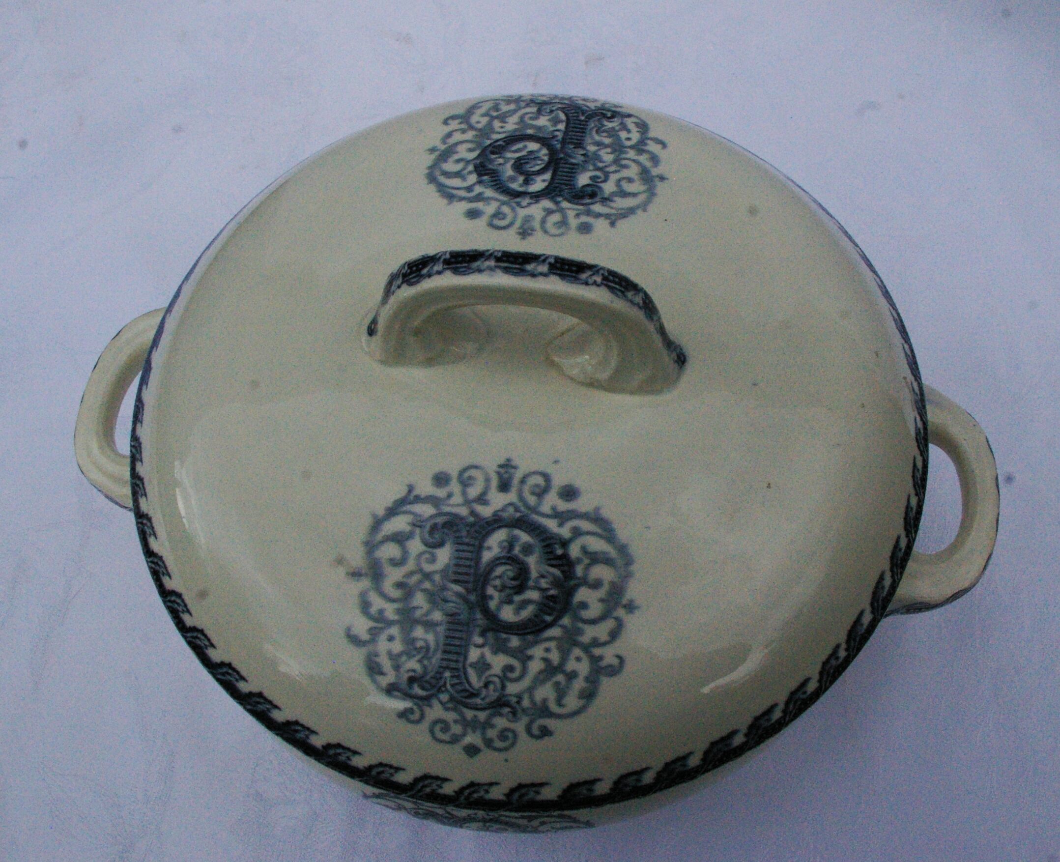 Ancienne soupière légumier faïence kg lunéville - monogramme p et décor rinceaux