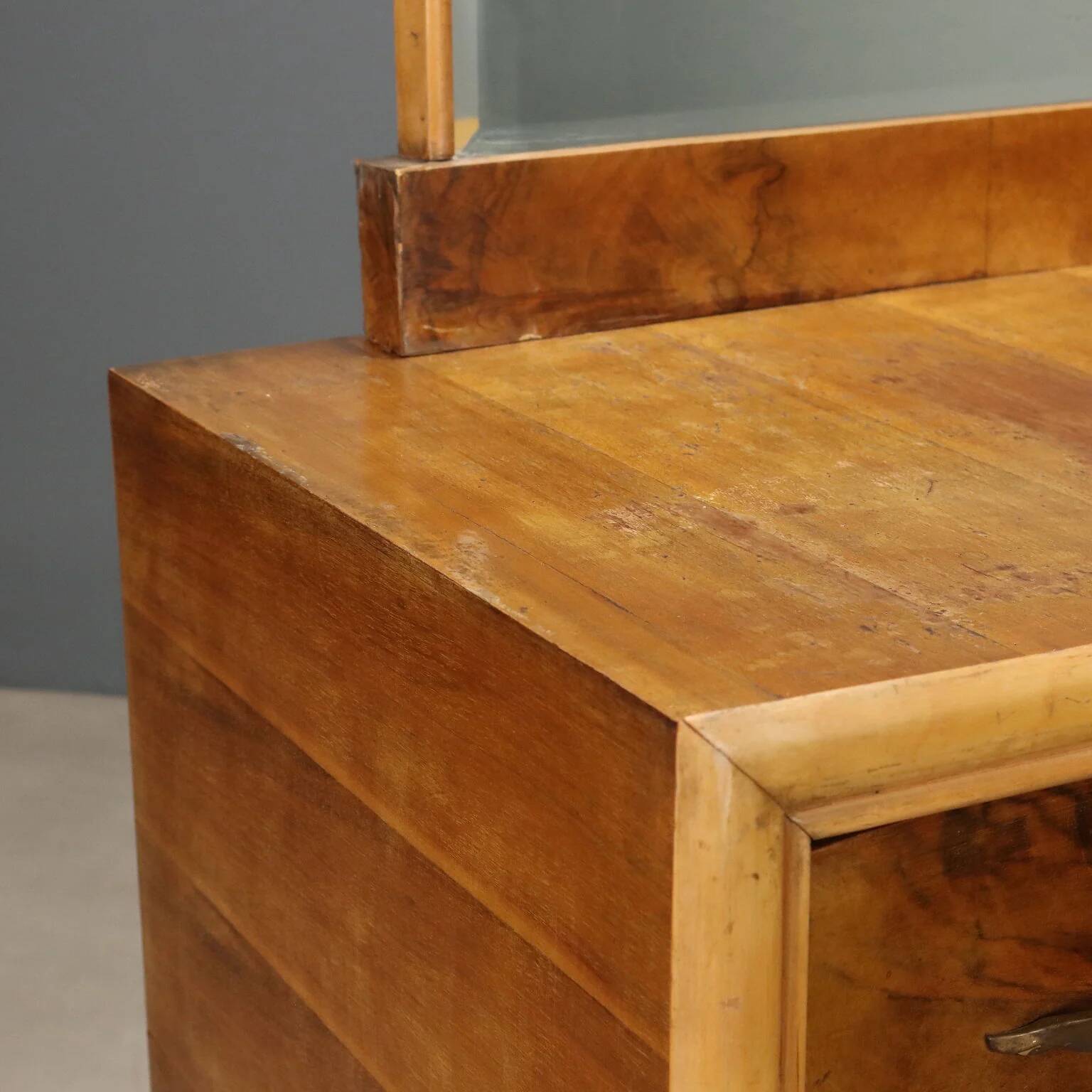 Vintage walnut burl commode with brass handles, Italian design from the 1940s.