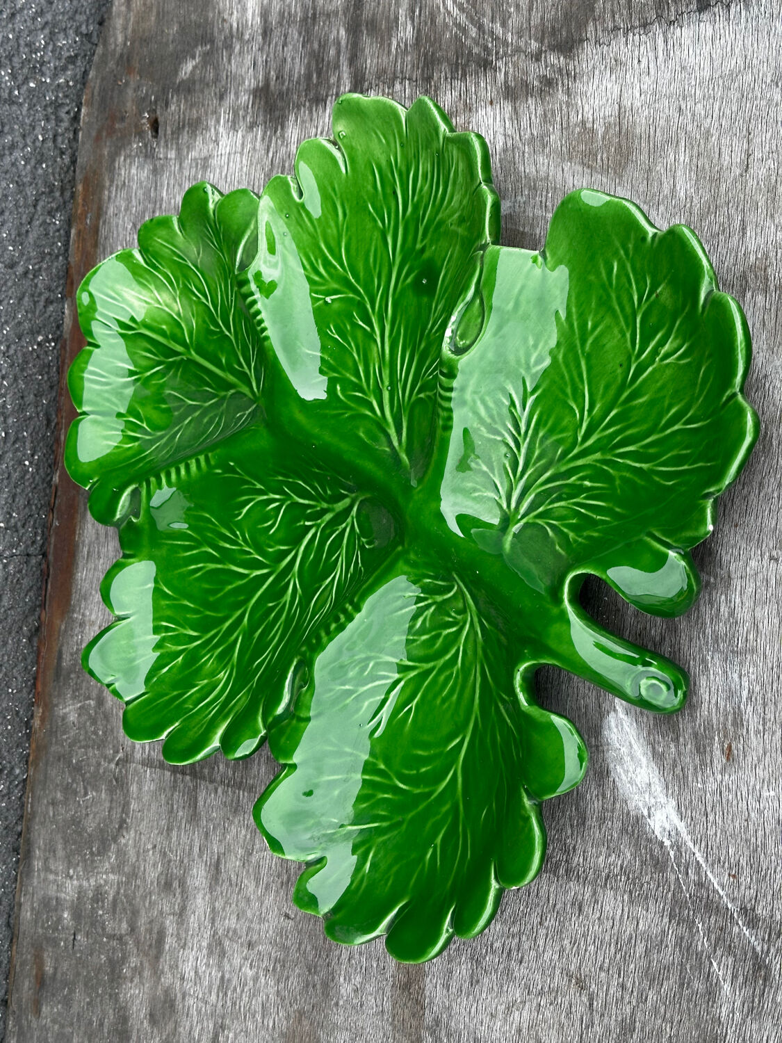 Green Ceramic Hors d'Oeuvres Dish in Leaf Shape, Art Deco Period