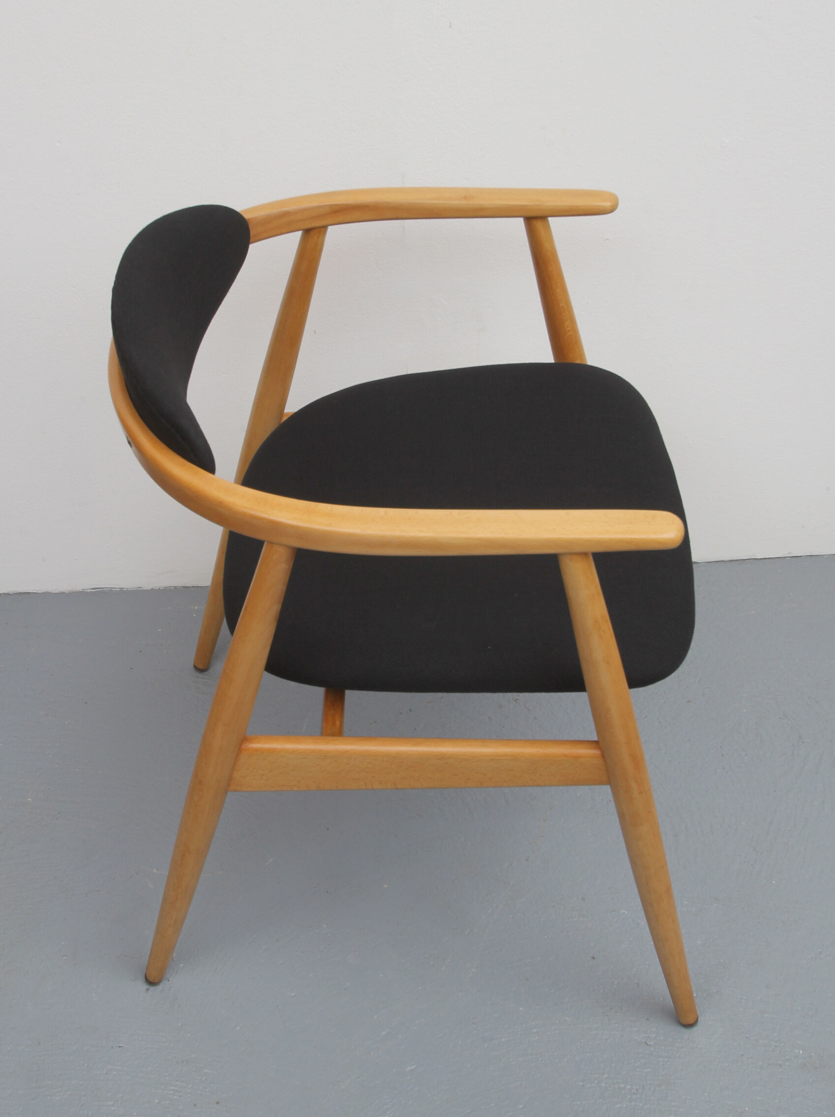 Fauteuil des années 1960 noir en hêtre