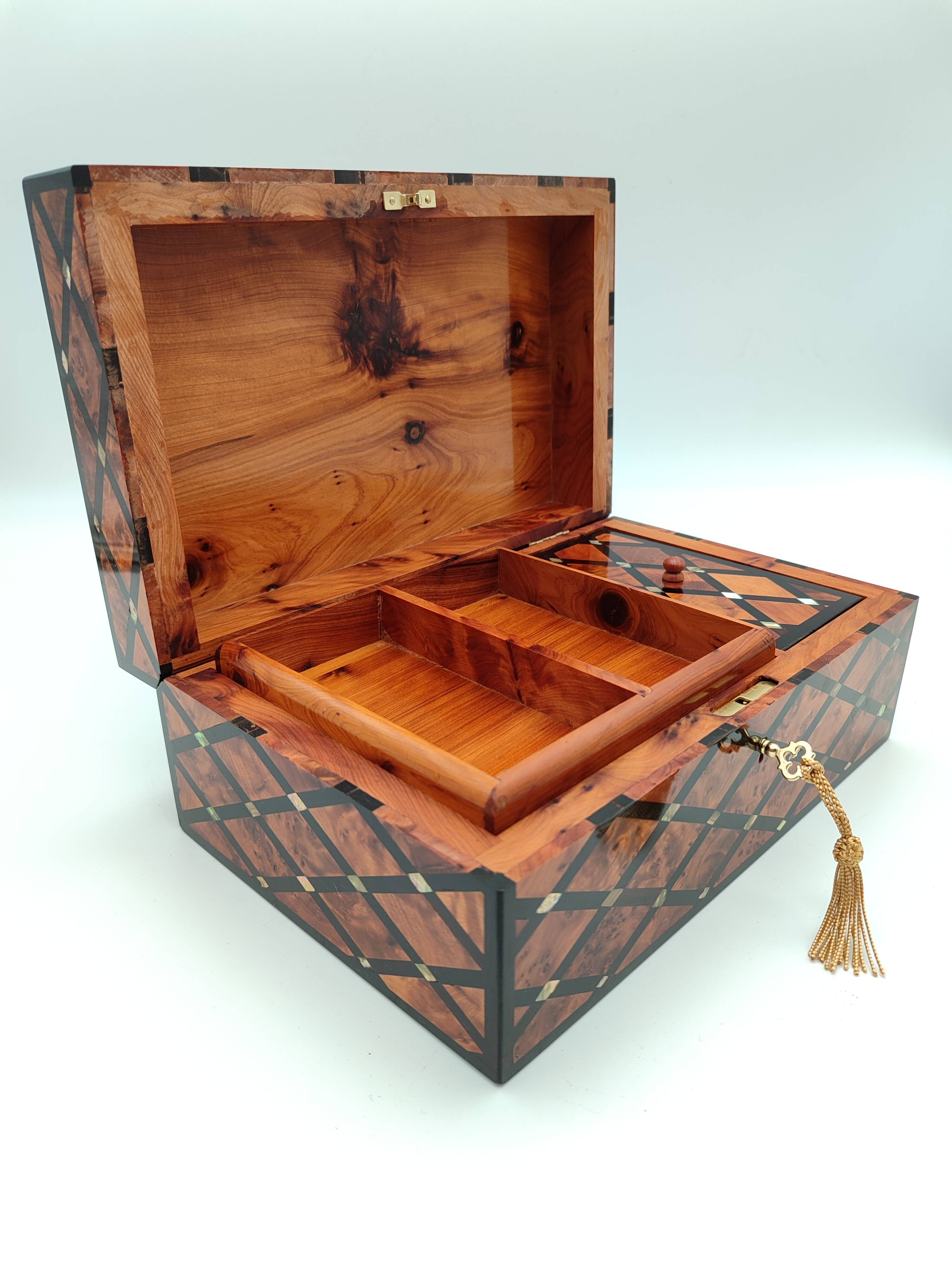 Jewelry box in fully inlaid thuja wood (mother-of-pearl and acacia)